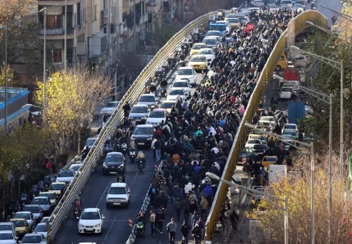 Los manifestantes corearon consignas contra el liderazgo iraní. Foto: EFE