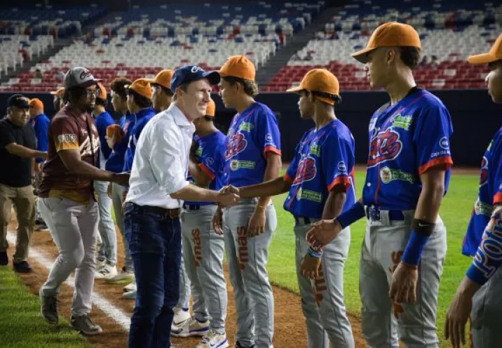  John Dean, gerente general de Cobre Panamá, saluda a los jugadores de Potros del Este. Foto: Cortesía
