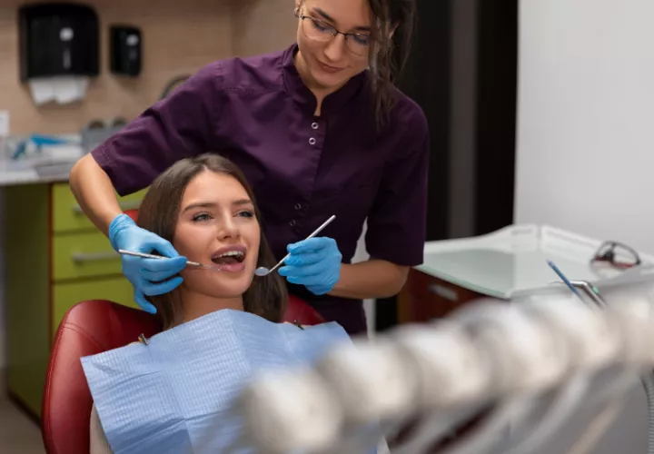 Los jóvenes son quienes menos asisten al dentista. Foto: Ilustrativa / Freepik