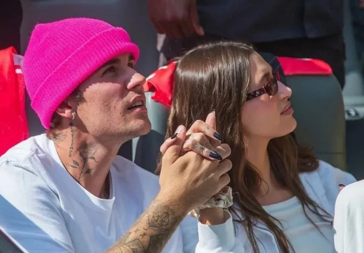 Justin Bieber junto a su esposa Hailey Bieber. Foto EFE / Javier Rojas