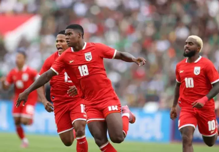 El panameño Kadir Barría (18), festeja su gol contra Bolivia. Foto: EFE