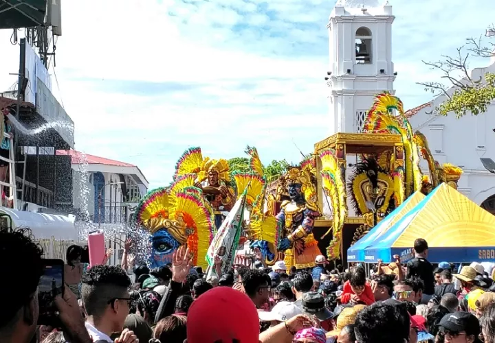 Calle Abajo de Las Tablas, hizo su entrada S.R.M. Astrid Carolina Sánchez Brandao, conocida como la Barbie Platino del Carnaval Tableño, quien encabezó a su tuna en medio de aplausos, música y una mojadera que marcó el ritmo del encuentro. Foto. Thays Domínguez
