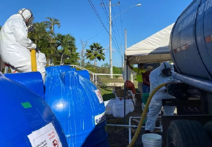Usuarios del distrito expresaron su malestar, debido a que el suministro de agua potable fue interrumpido antes de la hora previamente anunciada, generando afectaciones en viviendas y comercios. Foto. Thays Domínguez