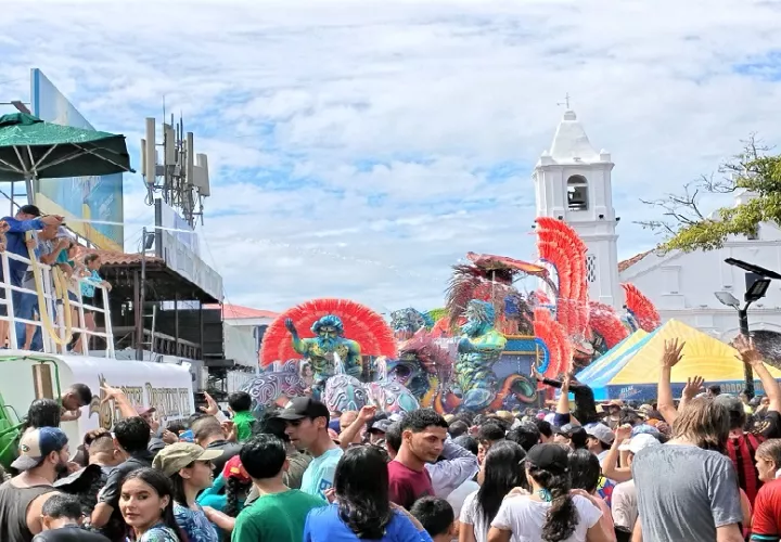 Calle Arriba de Las Tablas estuvo representada por su soberana Ana Isabel Carrizo, modelo y actriz, reina del Carnaval 2026, quien también desfiló junto a su tuna, reafirmando el entusiasmo y la preparación de su bando para la contienda carnavalera que se avecina. Foto. Thays Domínguez