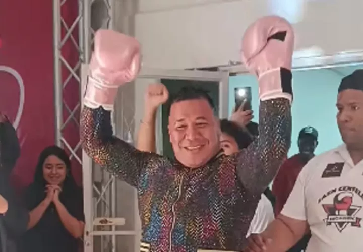 La Desvelada del Año es un evento que combina entretenimiento y combates amateurs protagonizados por figuras de redes sociales, y congregó a numerosos asistentes la noche del viernes. Foto. Tomada de Azuero Informa
