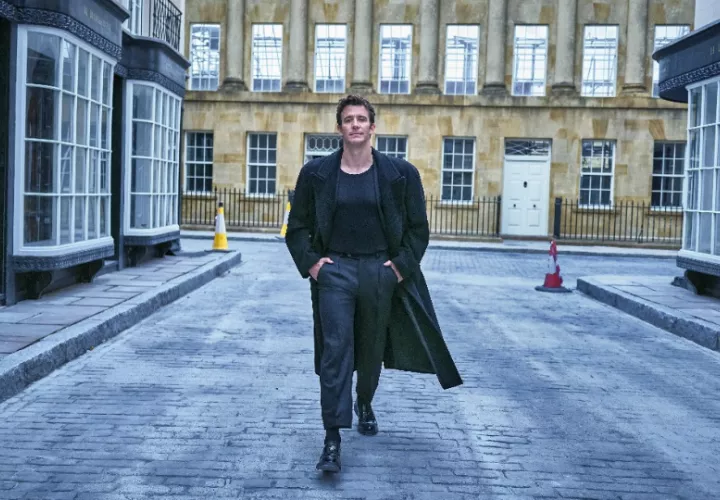 Luke Thompson vivió desde los dos años con su familia en Francia, volviendo a Londres cuando cumplió su mayoría de edad. Foto: Gavin Bond / Netflix © 2024