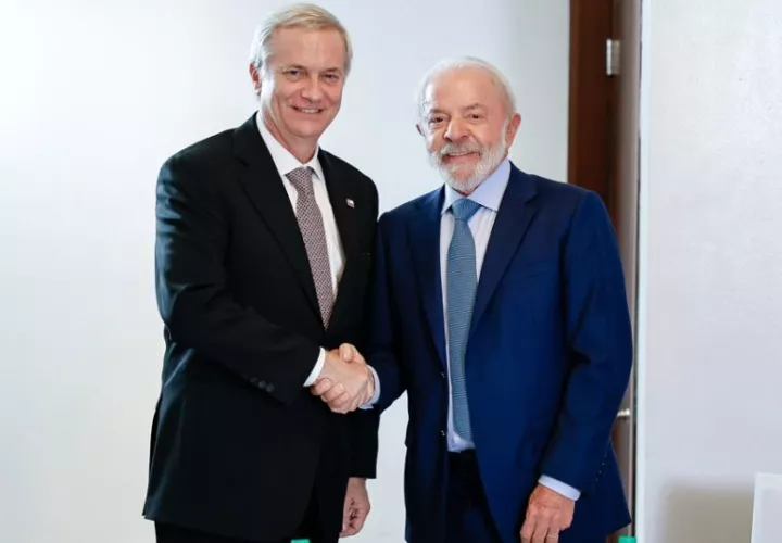 El presidente electo de Chile, José Antonio Kast (i), posando junto al presidente de Brasil, Luiz Inácio Lula da Silva. Foto: EFE