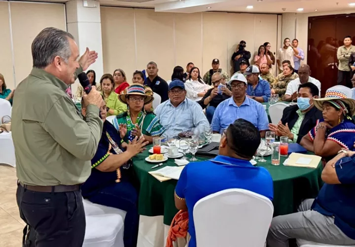 El ministro Navarro conversó con lugareños. Foto: Cortesía