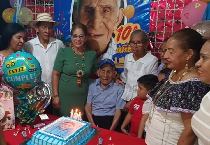 De manera increíble, este hombre avanzada edad comentó brevemente que todavía lee los periódicos Crítica y el Panamá América, aunque aceptó que solo con lentes. Foto. Melquíades Vásquez