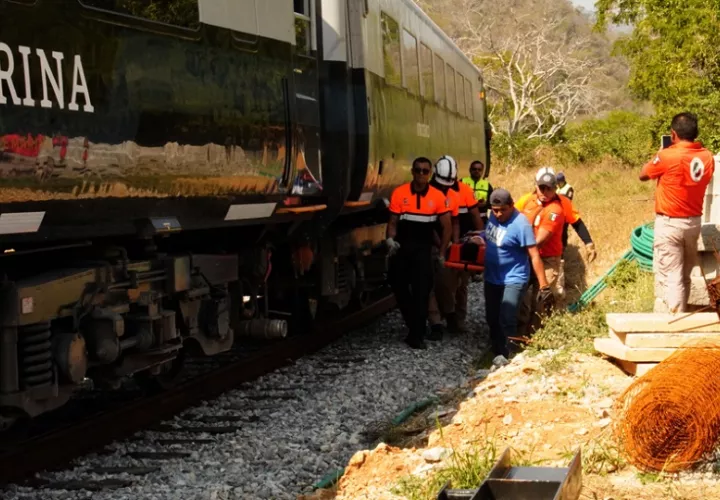 Integrantes de equipos de rescate trasladan a una persona herida luego del descarrilamiento del tren Transístmico. Foto: EFE