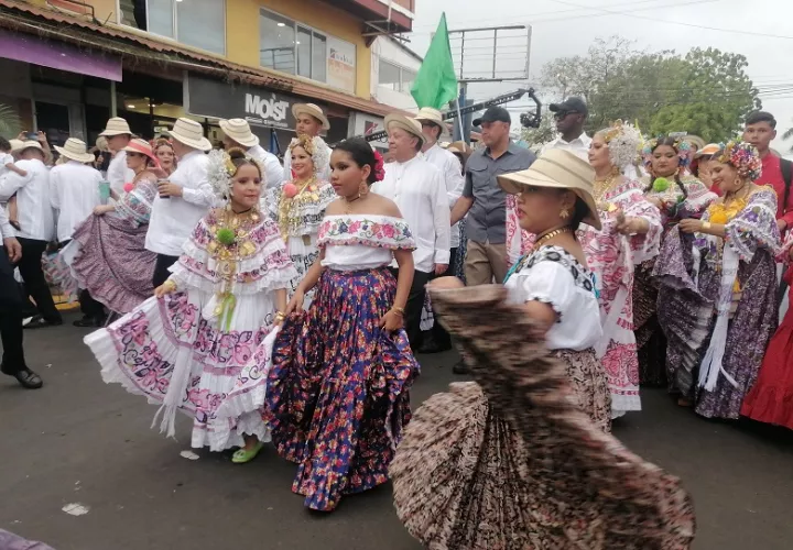 Las autoridades buscan proteger la autenticidad de la pollera en cualquiera de sus más de 100 variantes, todas ellas bienvenidas dentro del desfile. Foto. Thays Domínguez