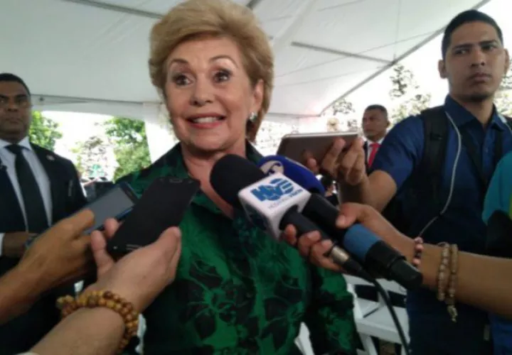 Las declaraciones de Mireya Moscoso se dieron durante la inauguración del puente intercambiador de Chitré. Foto: Archivo