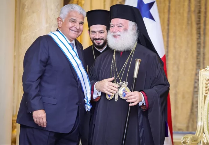 Mulino recibe la Gran Cruz del Apóstol Marcos. Foto: Cortesía