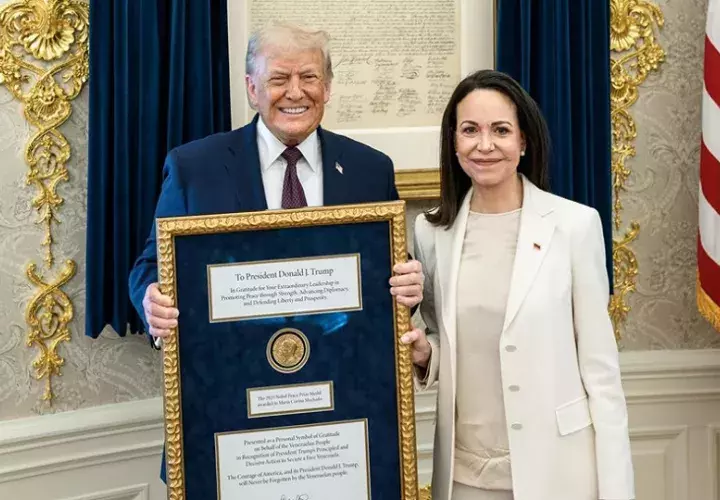 Donald Trump, posando junto a la líder opositora venezolana María Corina Machado este jueves, en Washington (EE.UU)