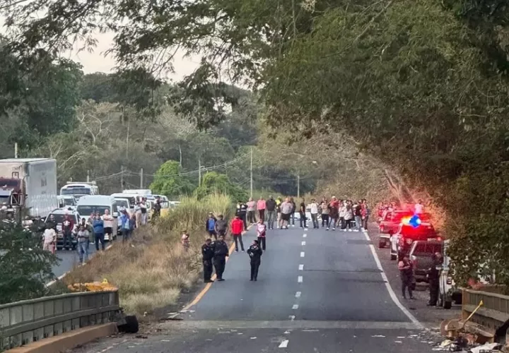 Tras la llegada de funcionarios del Ministerio Público, se procedió a la extracción del segundo ocupante del vehículo para su traslado a la morgue judicial. Foto. Eric Montenegro