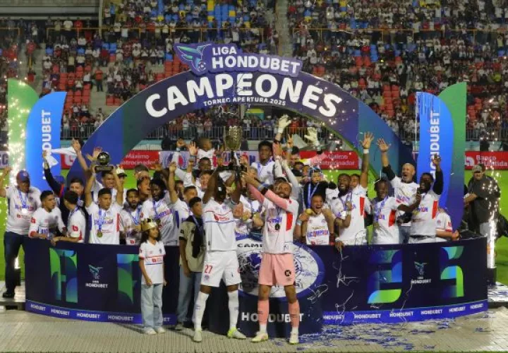 Jugadores del Olimpia festejan el título del Torneo Apertura de la LPF. Foto: EFE