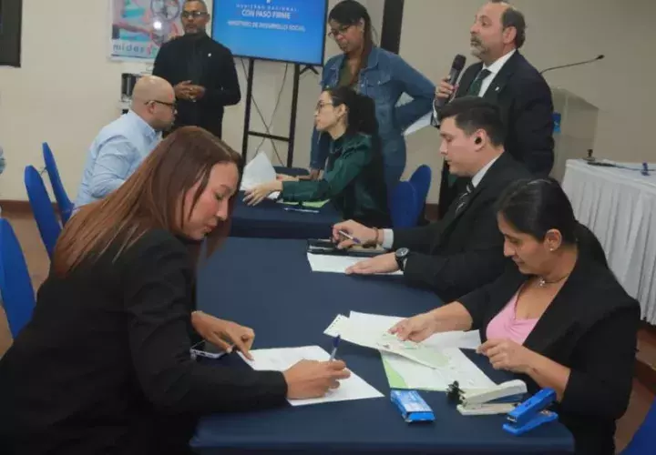 Séptima entrega de cheques a exfuncionarios. Foto: Cortesía