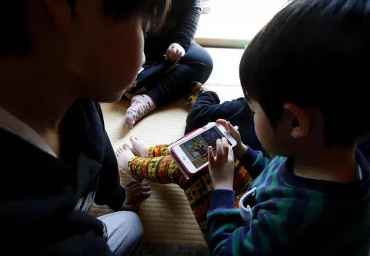La lectura compartida entre padres e hijos puede contrarrestar esos efectos. Foto: EFE
