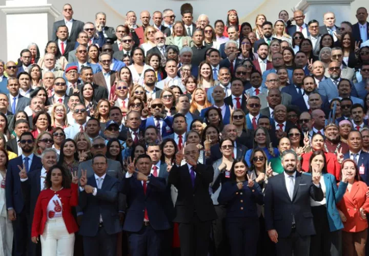  Diputados de la Asamblea Nacional posan durante el acto de instalación del nuevo período legislativo 2026-2031. Foto: EFE