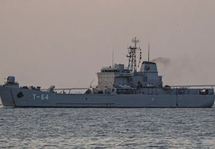 Un buque de patrulla naval de la Armada desde el malecón del Lago de Maracaibo en Maracaibo (Venezuela). Foto: EFE