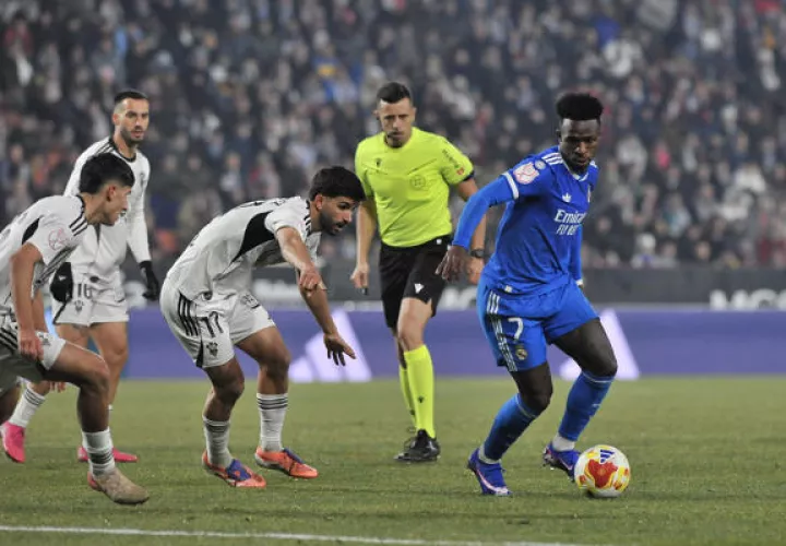 El centrocampista del Albacete ,Ale Meléndez (cent.) disputa un balón con el delantero del Real Madrid, Vinícius Jr (der.). Foto:EFE