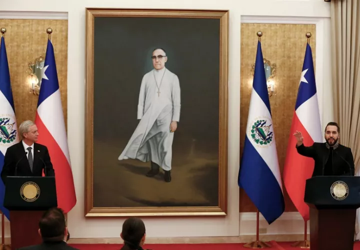 El presidente de El Salvador, Nayib Bukele (d), habla en una rueda de prensa durante una reunión con el presidente electo de Chile, José Antonio Kast, este 30 de enero de 2026, en San Salvador. EFE
