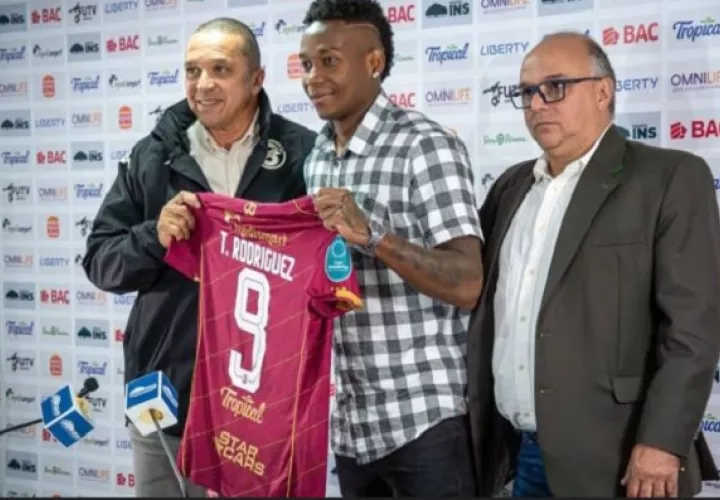 Tomás Rodríguez es presentado en el número 9 en Saprissa. Foto:@deportivo_saprissa