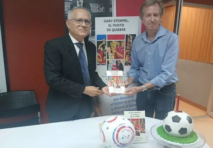 Álvaro Sarmiento (izq.) y Gary Stmpel, en la peresentación del libro. Foto: Jaime A. Chávez R.