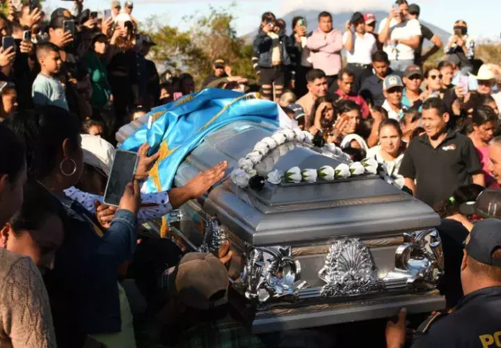 Los cuerpos de dos de los diez policías asesinados el domingo pasado en Guatemala fueron velados. Foto: EFE