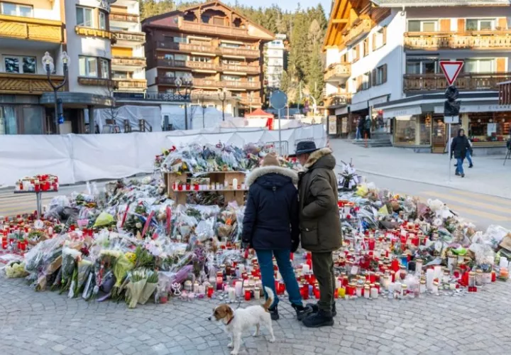  Flores y velas en homenaje a las víctimas del incendio en un bar en Crans Montana, (Suiza). Foto: EFE