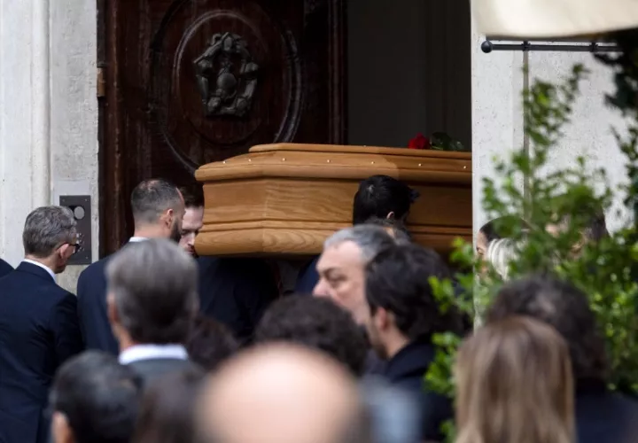 El ataúd que transporta al diseñador de moda italiano Valentino Garavani. Foto: EFE/ EPA / Massimo Percossi