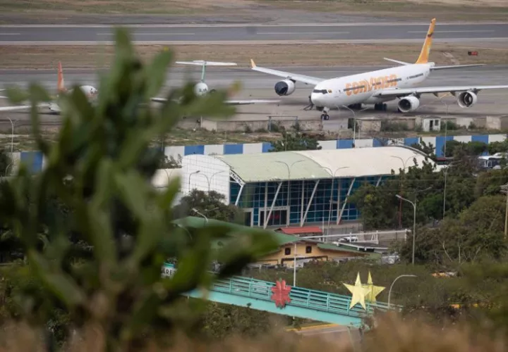 Avión en el Aeropuerto Internacional Simón Bolívar. Foto: EFE