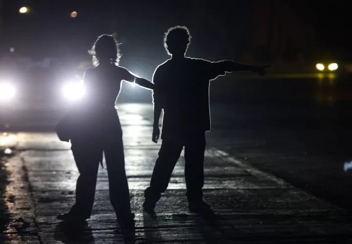 Personas caminando por una calle oscura durante un apagón en La Habana (Cuba). Foto: EFE. 