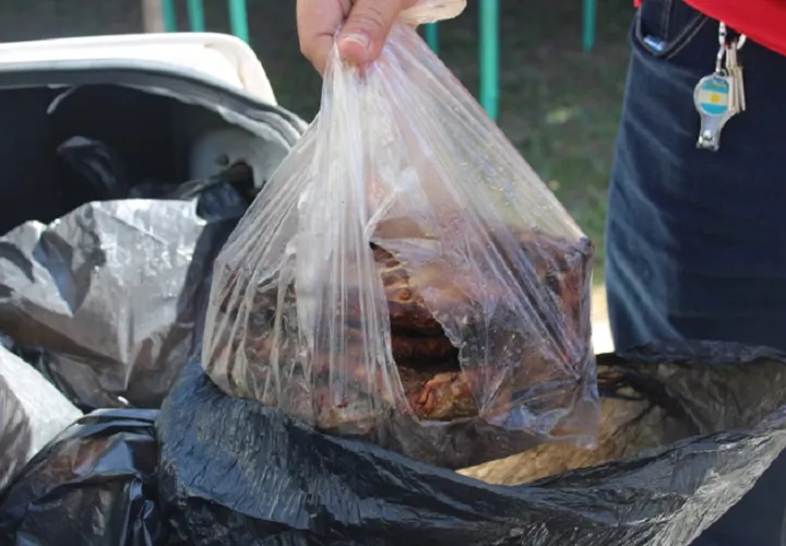 Tras la inspección correspondiente, los funcionarios comprobaron que los productos cárnicos que estaban a punto de ser vendidos no eran aptos para el consumo humano. Foto. Melquíades Vásquez