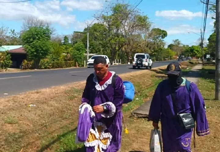 Comerciantes, autoridades y voluntarios unen esfuerzos para que esta jornada religiosa transcurra en un ambiente de armonía y respeto. Foto. Melquíades Vásquez