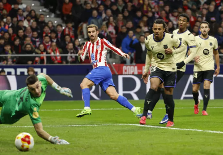 El delantero del Atlético de Madrid, Antoine Griezmann (cent.), anota el segundo gol del Atlético Madrid. Foto: EFE
