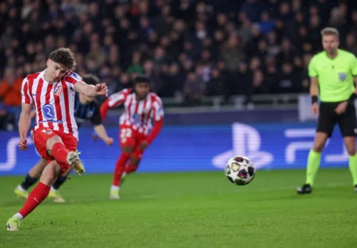 Julián Álvarez anota por la vía penal un gol para Atlético Madrid ante Brujas. Foto: EFE
