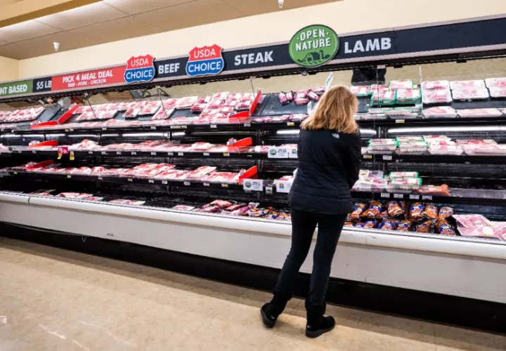 Sección de carnicería de un supermercado en Maryland, Estados Unidos. Foto: EFE / EPA / Jim Lo Scalzo
