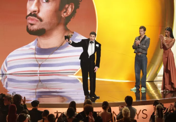 Bad Bunny recibe el premio al Álbum del Año en la 68ª ceremonia anual de los Premios Grammy. Foto: EFE / EPA / Chris Torres
