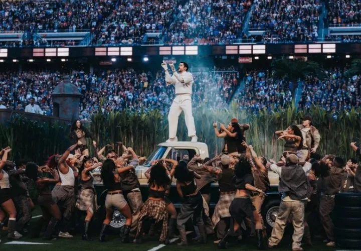 Bad Bunny durante su actuación en el descanso del Super Bowl en Santa Clara, California, Estados Unidos. Foto: EFE / Acoustyle