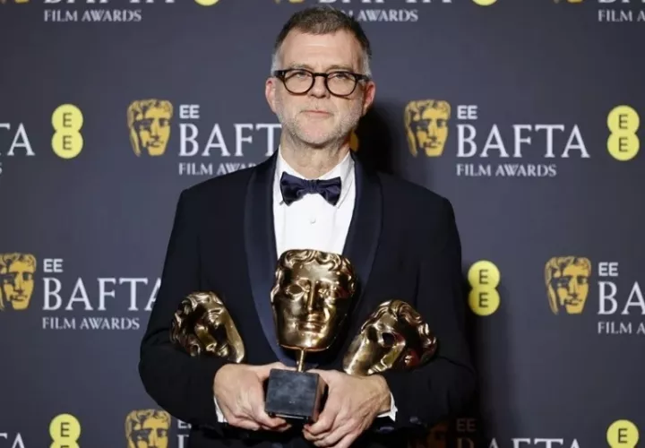 Paul Thomas Anderson posa con tres premios BAFTA. Foto: EFE / Tolga Akmen