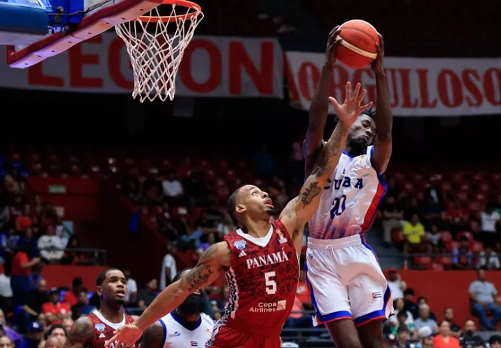Ariel Ferrán (d), de Cuba, disputa un balón con Trevor Gaskins, de Panamá, durante un partido clasificatorio del Mundial de la FIBA Catar 2027. EFE