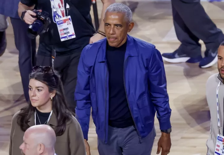 Barack Obama, en el juego de las estrellas de la NBA, el 15 de febrero de 2026. Foto: EFE / Chris Torres