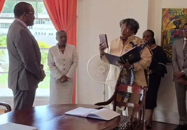 Mia Mottley  durante el juramento de su cargo este jueves, en la Casa del Estado en Bridgetown (Barbados). EFE