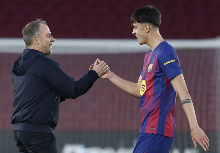Hansi Flick (i) saluda al jugador Marc Bernal al finalizar el partido de LaLiga. Foto: EFE
