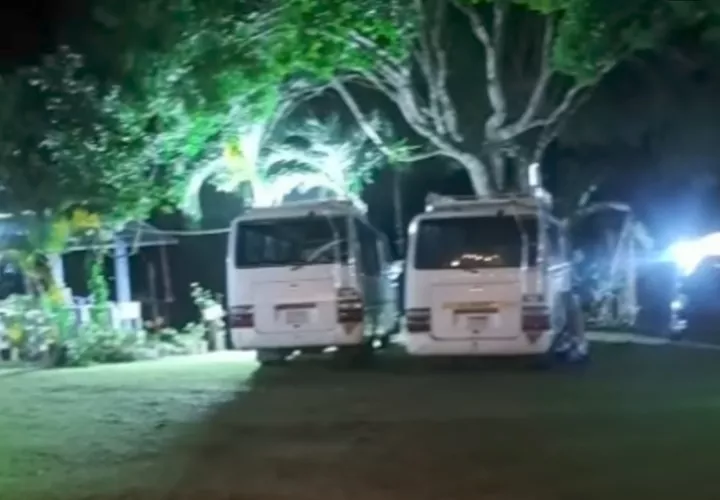 Los buses trasladaron a un grupo religioso a un retiro espiritual. 