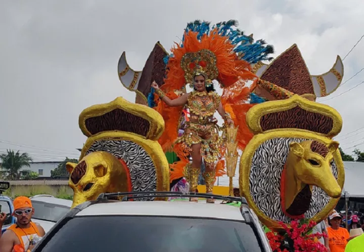 La organización del carnaval de Calle Rosario eligió tener dos reinas: S.R.M. Anelis Aymar y S.R.M. Abigail Marinet. Foto. Eric Montenegro