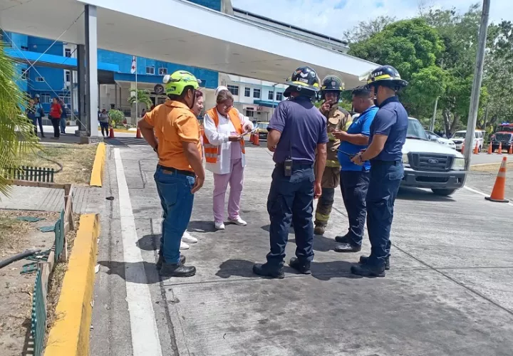 El Cuerpo de Bomberos en Chiriquí llevaron a cabo una serie de evaluaciones en centros hospitalarios y comercios. Foto. Sinaproc