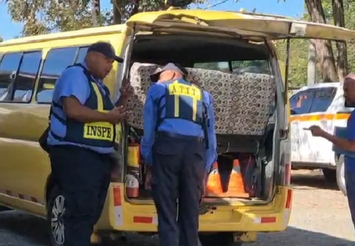 Julio Pinilla, conductor y propietario de un vehículo colegial, dijo que, mientras a los operadores formales se les exige cumplir con múltiples requisitos, la piratería persiste sin controles suficientes. Foto. ThaysDomínguez
