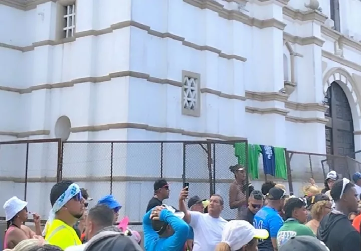 El párroco contrastó la abundancia de agua en el área del carnaval con la realidad de comunidades que permanecen sin el suministro del vital líquido desde hace varios días. Foto. Thays Domínguez